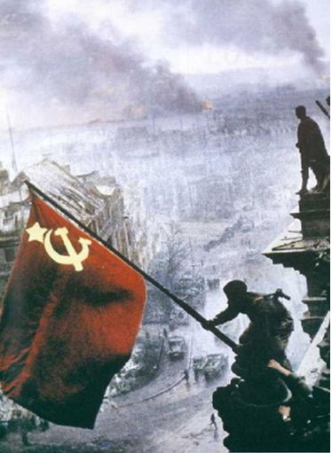 Hồng quân Liên Xô cắm cờ chiến thắng trên nóc tòa nhà Quốc hội Đức ngày 9-5-1945